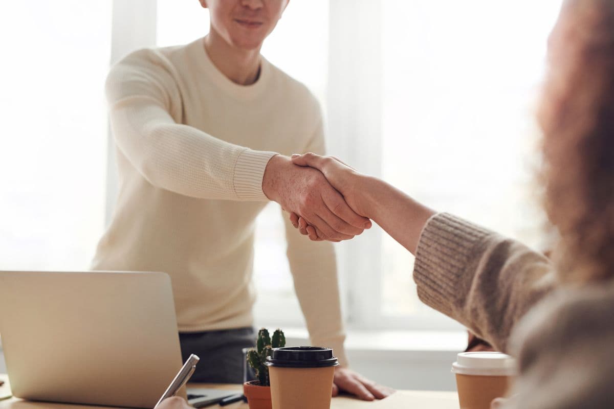 L'humain et l'IA, au service de votre protection — Innov Invest, courtier agréé FSMA